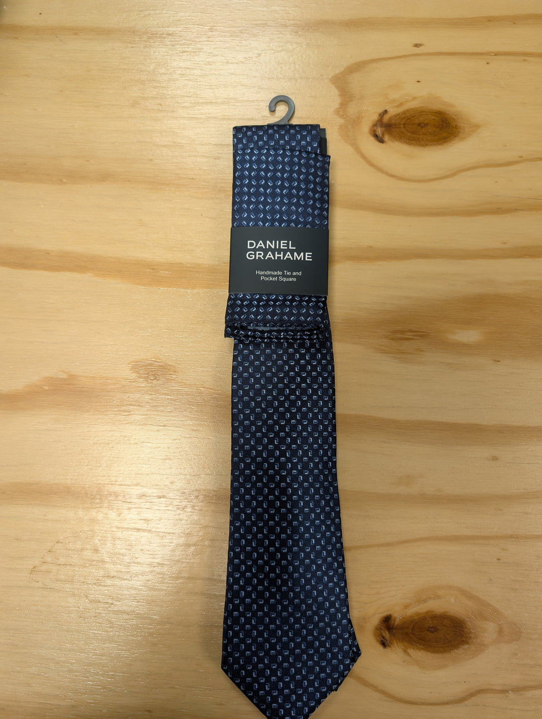 Daniel Grahame – Tie &amp; Pocket Square Set