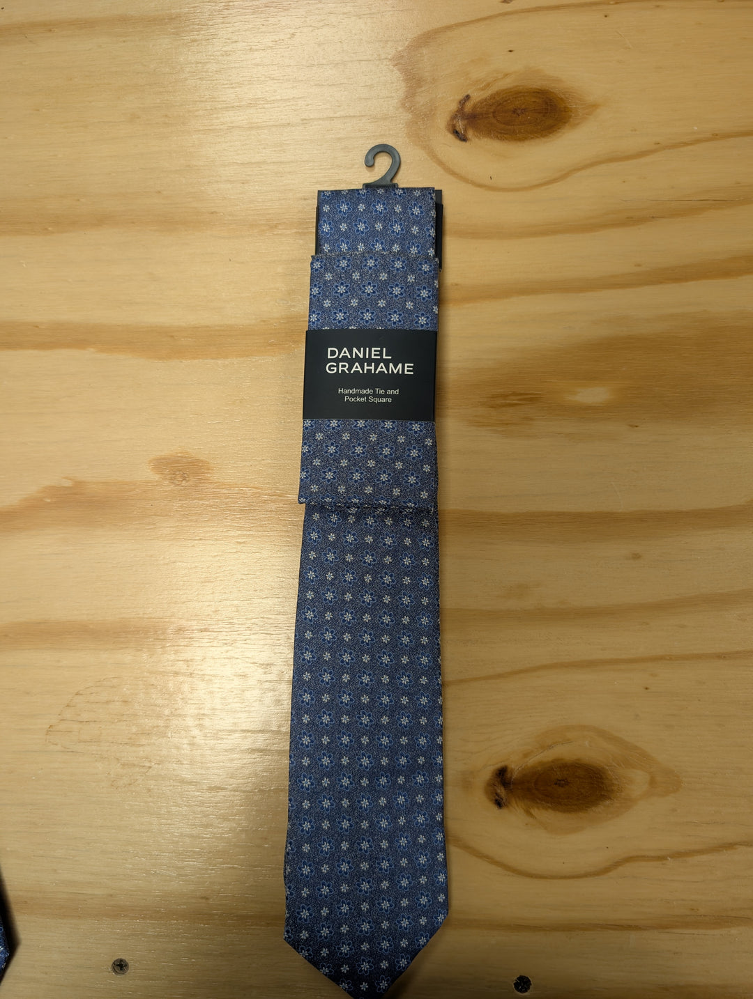 Daniel Grahame – Tie &amp; Pocket Square Set