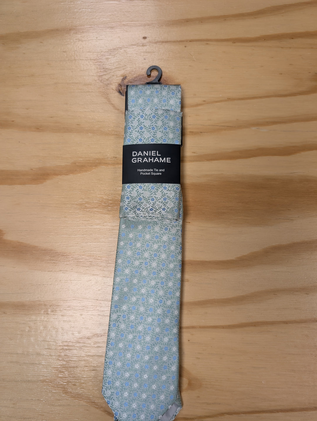 Daniel Grahame – Tie &amp; Pocket Square Set