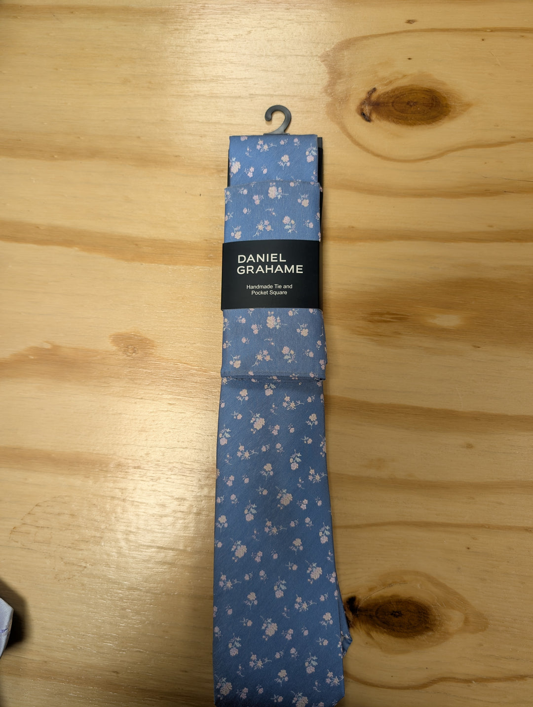 Daniel Grahame – Tie &amp; Pocket Square Set