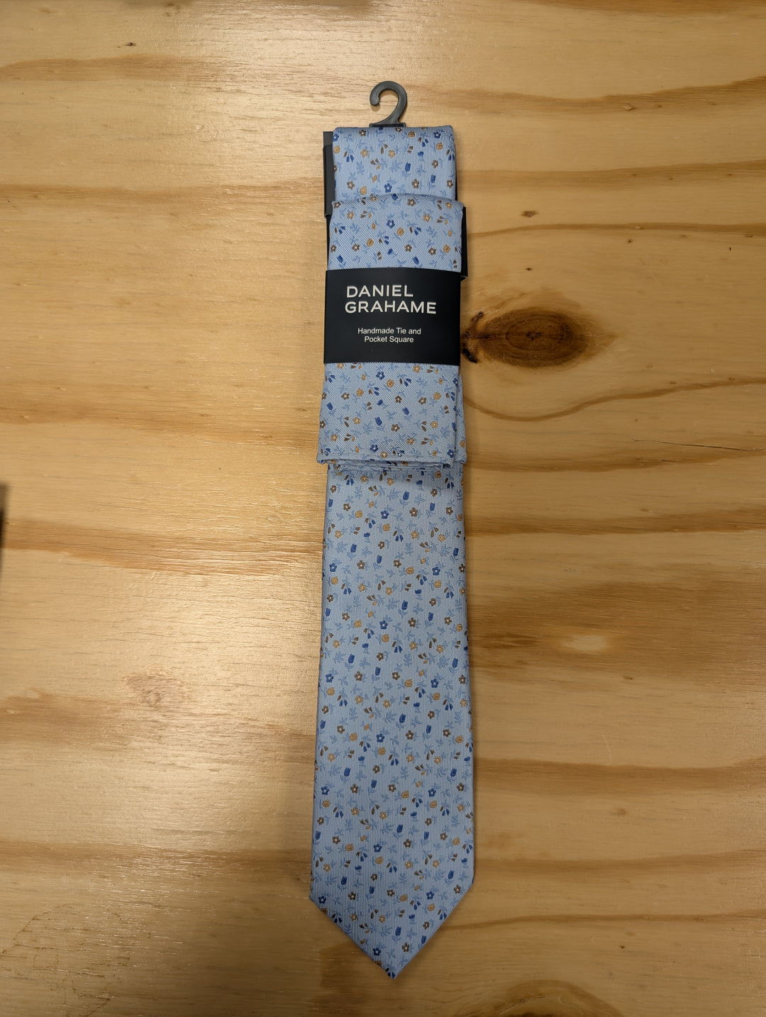 Daniel Grahame – Tie &amp; Pocket Square Set