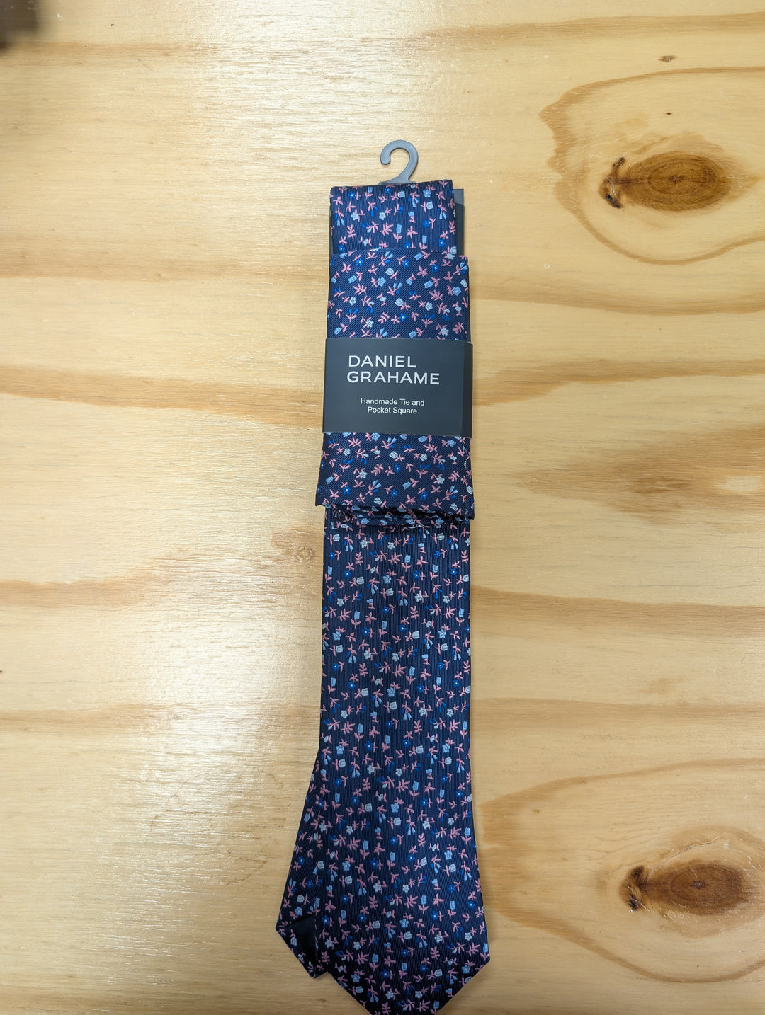 Daniel Grahame – Tie &amp; Pocket Square Set