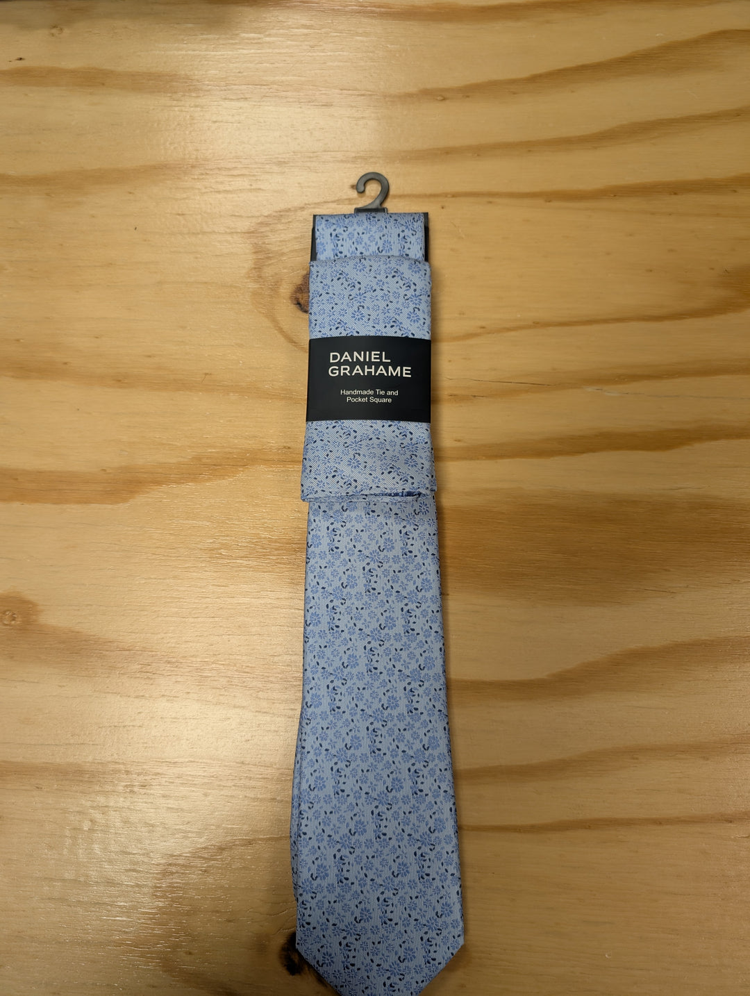 Daniel Grahame – Tie &amp; Pocket Square Set