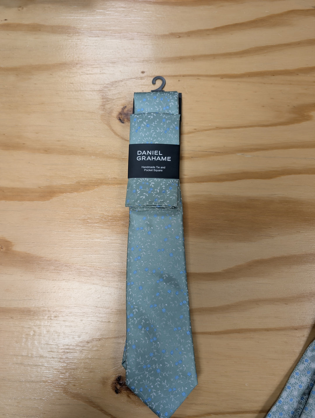Daniel Grahame – Tie &amp; Pocket Square Set