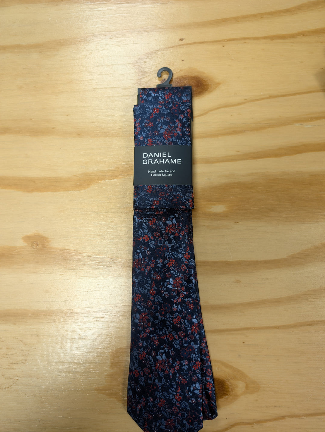 Daniel Grahame – Tie &amp; Pocket Square Set