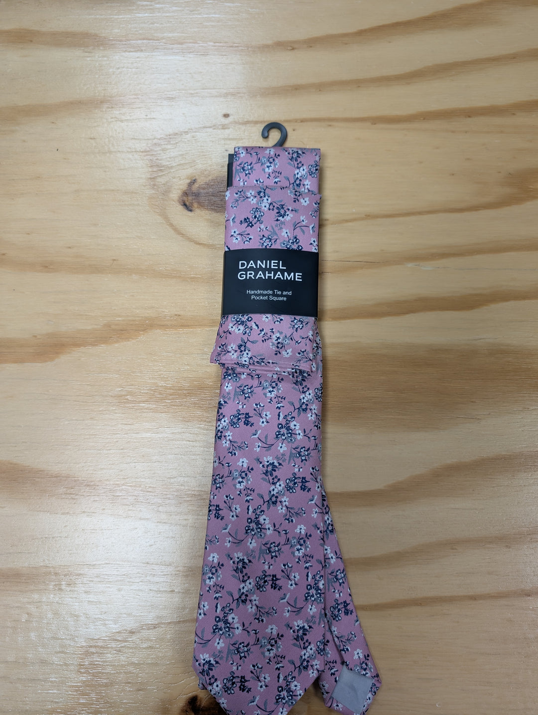 Daniel Grahame – Tie &amp; Pocket Square Set