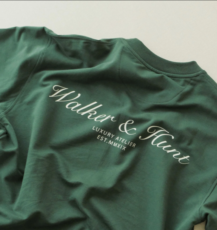 Walker &amp; Hunt – Relaxed Fit – Racing Green  – Atelier T-Shirt